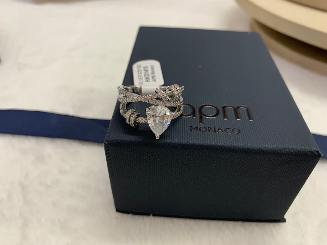APM Monaco Elegant Pear-shaped Diamond Ring